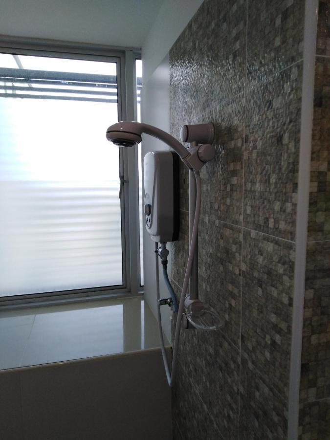 1Acs Residence Кучинг Экстерьер фото